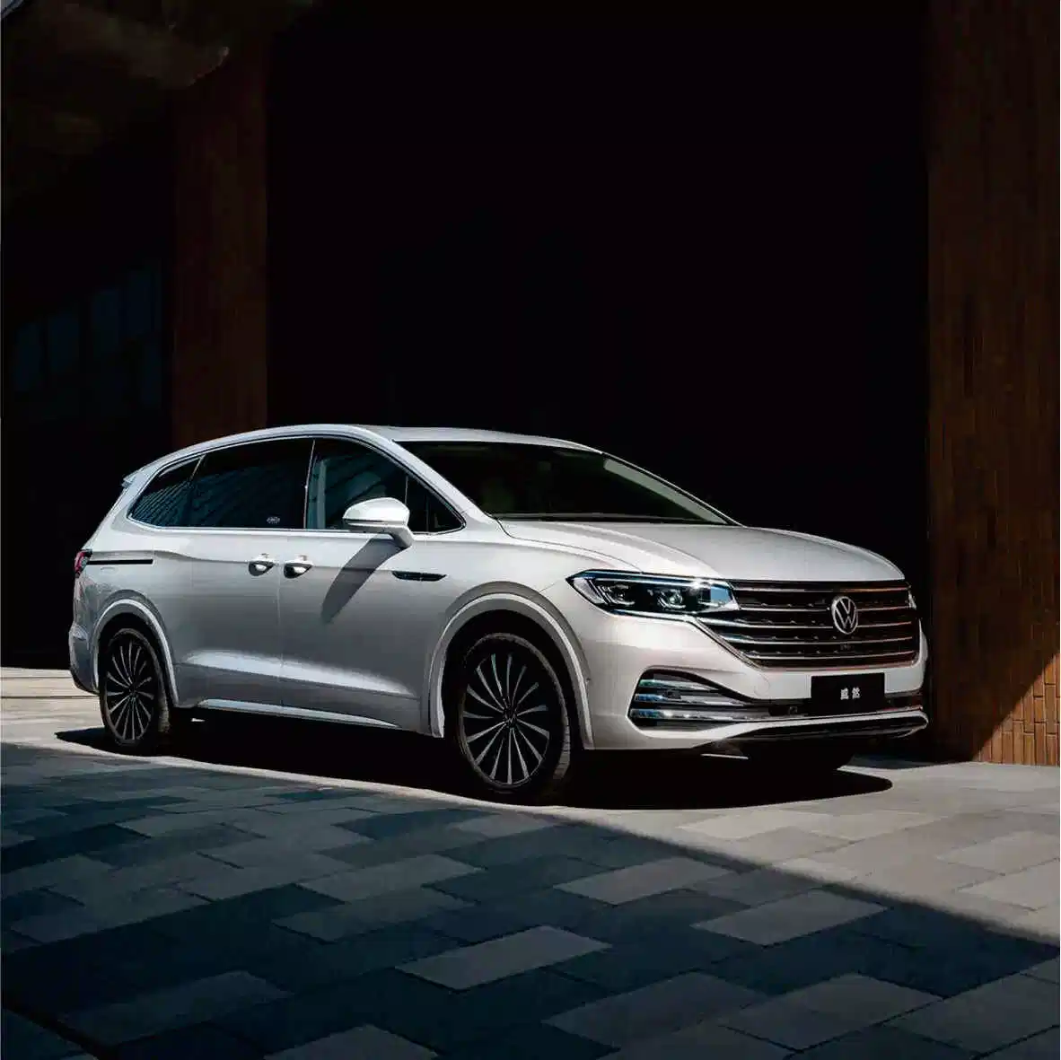 2023 Hot Sale 5 Door 7 Seats MPV 2.0t 186HP Cheap Price Auto Car Used Car Left Hand Drive Car Gasoline Car Left Hand Drive Car
