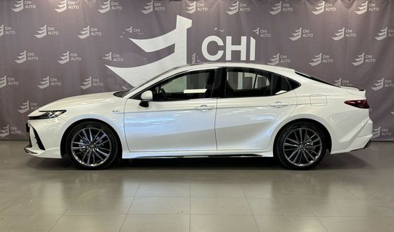 Toyota Camry 205KM/H Sedan With 8-inch Touchscreen Display