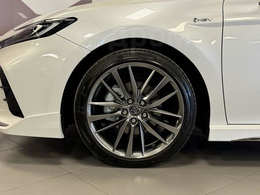 Toyota Camry 205KM/H Sedan With 8-inch Touchscreen Display
