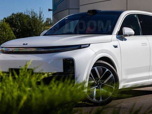 Li L7 8 Hours Charging Time and 360° Rear Camera SUV EV Cars