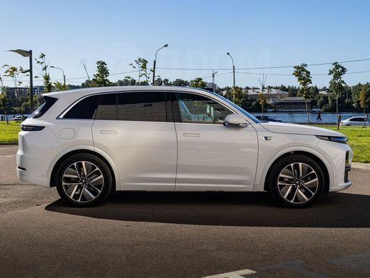 Li L7 8 Hours Charging Time and 360° Rear Camera SUV EV Cars