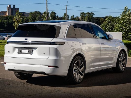 Li L7 8 Hours Charging Time and 360° Rear Camera SUV EV Cars