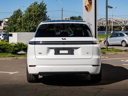 Li L7 8 Hours Charging Time and 360° Rear Camera SUV EV Cars